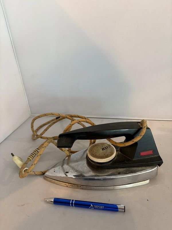 Lote anterior: Plancha antigua de hierro con caja - Análisis detallado