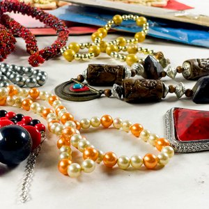 Lote de Collares Variados: Diseño Étnico y Perlas Sintéticas - imagen 3