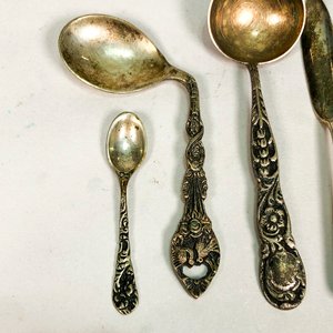 Conjunto de 5 Cucharitas y Cuchillo Labrado con Detalles Vintage - imagen 2