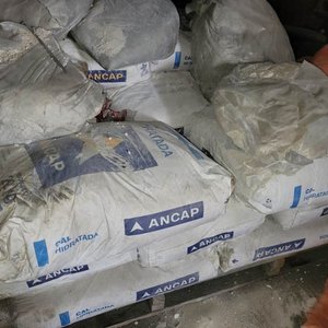 Lote siguiente: 17 Bolsas de Cal Hidratada Ancap de 17kg Cada Una