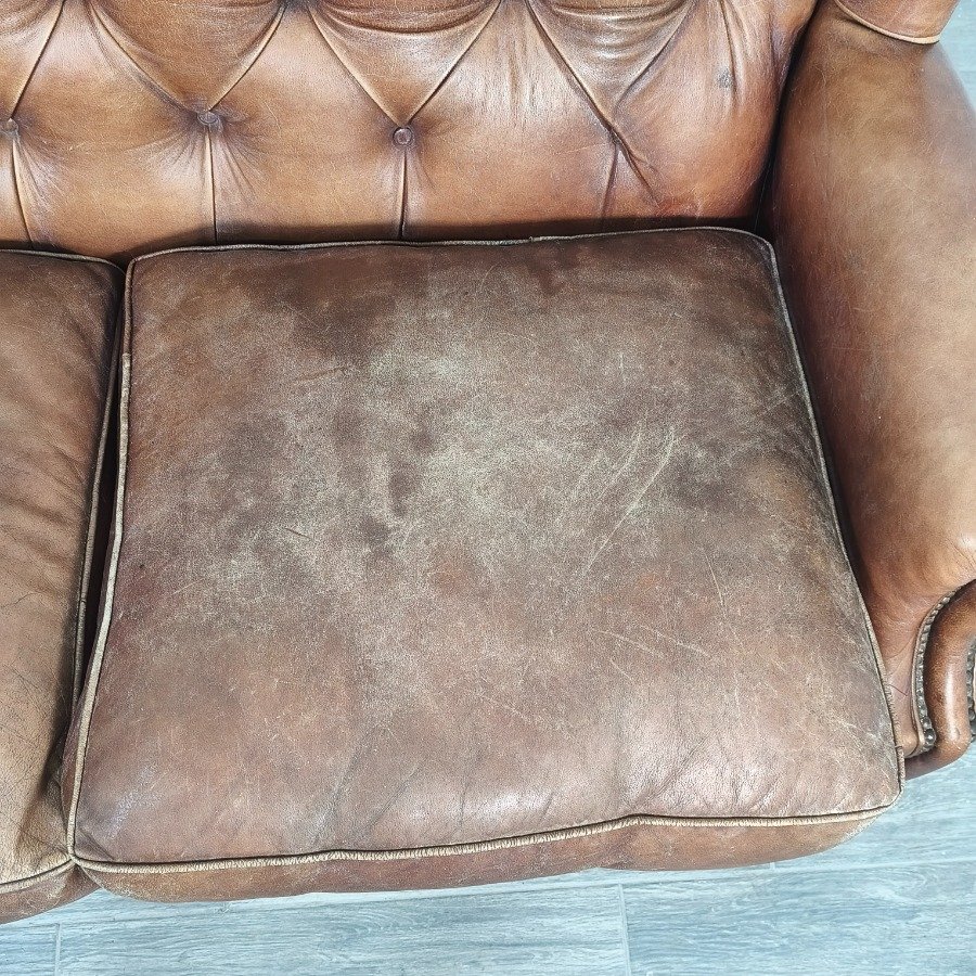 Sillón de cuero capitoneado con respaldo capitoneado y almohadones - imagen 5