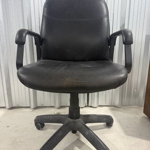 Lote anterior: Silla de Oficina Giratoria Negra con Apoyabrazos