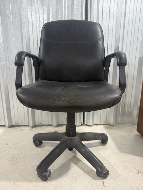 Silla de Oficina Giratoria Negra con Apoyabrazos