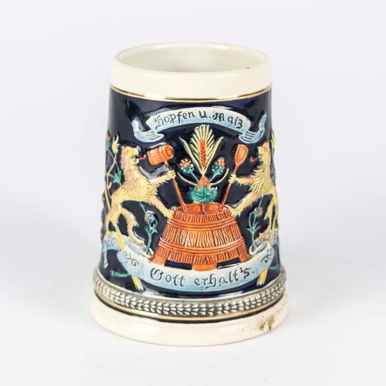 Lote siguiente: Jarra de cerveza de porcelana con escudo en relieve