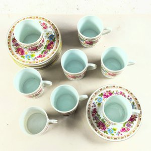 Juego de 8 Pocillos de Porcelana con Diseño Floral y 7 Platillos - imagen 2