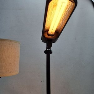 Par de Lámparas de Mesa: Una con Pantalla de Tela y Otra Articulada con Tubo Fluorescente - imagen 3