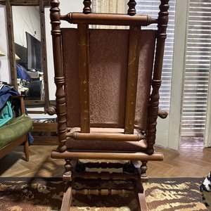 Mecedora Clásica de Madera Noble Oscura con Columnas Torneadas y Tapizado Floral - imagen 5