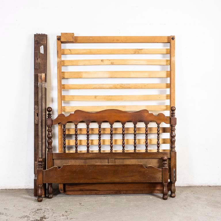 Lote anterior: Cama de dos plazas con respaldo torneado y detalles en el lustre