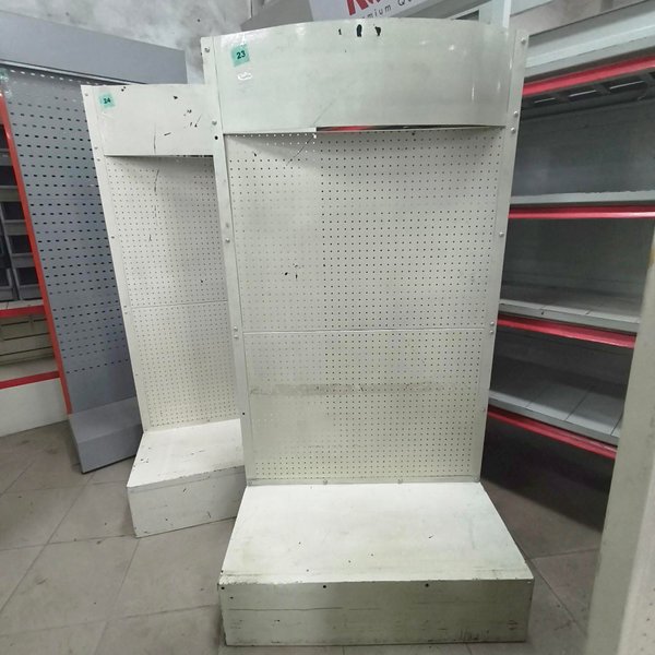 Exhibidor Blanco Perforado con Base Cajón - imagen 1