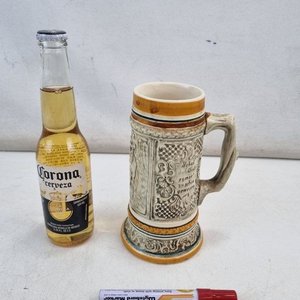 L 465 - 1 Pieza - Antigua jarra de cerveza estilo "stein" en ceramica esmaltada, con relieves y escenas tipicas alemanas - imagen 2