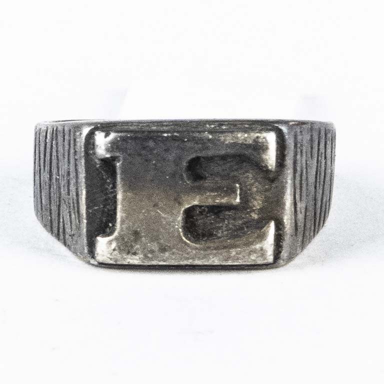 Anillo de plata con iniciales E - Accesorio de moda
