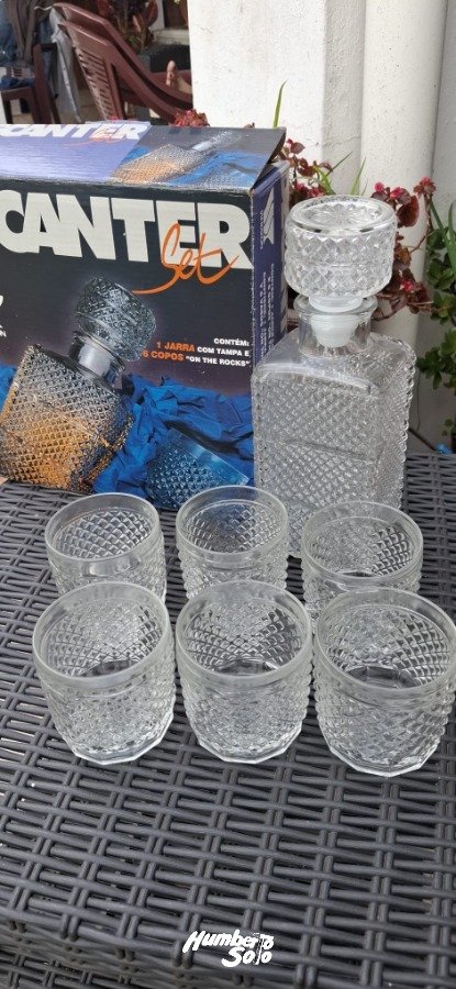 Juego de Licorera con 6 Vasos de Vidrio Tallado