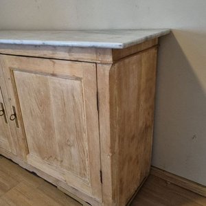 Aparador Rústico de Madera con Tapa Símil Mármol y Puertas - imagen 3