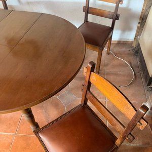 Mesa Rústica de Madera con 5 Sillas de Cuero - imagen 10