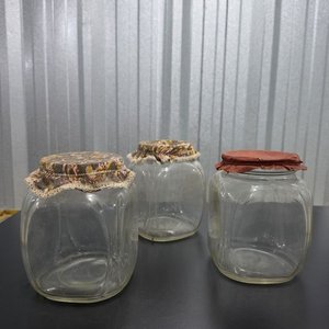 Lote siguiente: Lote de 3 Frascos de Vidrio con Tapas Textiles y de Metal