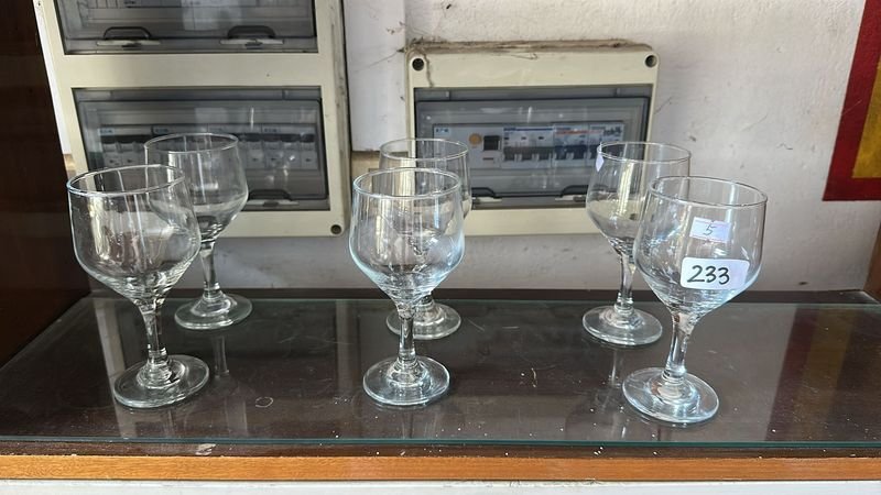 Lote siguiente: Copas de Vino con Etiquetas Número 233