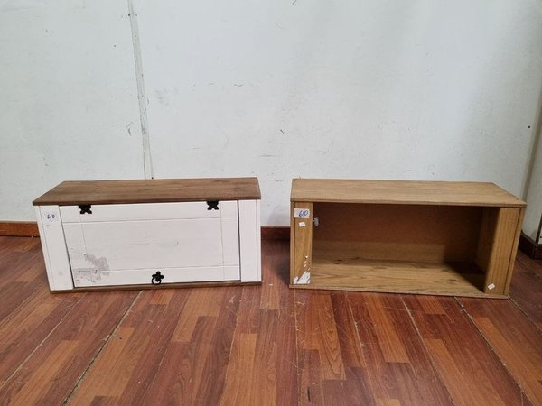 Set de 2 Muebles Aéreos de Madera: Uno con Puerta y Estante Abierto
