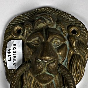 Llamador de Puerta de Bronce con Cara de León - imagen 4