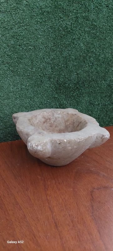 Mortero en marmol con manito para la cocina - imagen 4