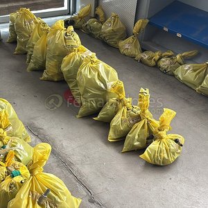 Lote de Bolsas Amarillas con Conexiones y Accesorios - imagen 4