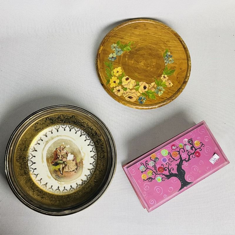 Lote siguiente: Platos y objetos de madera pintados a mano