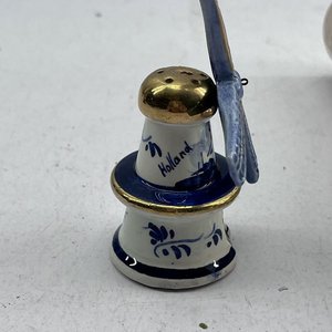 Molino Holandés de Porcelana Azul y Blanco con Detalles Dorados - imagen 3