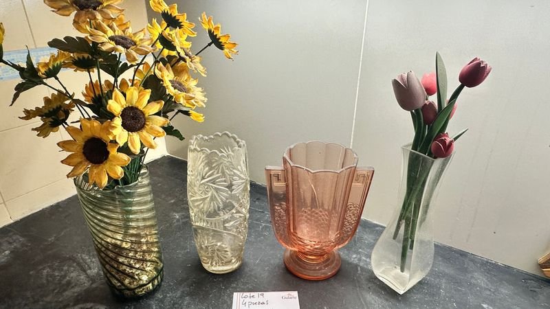 Colección de Floreros de Vidrio con Flores Coloridas - imagen 10