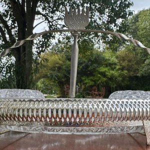 Lote siguiente: plato dividido o copetinero en cristal mayell de 30 cm con tenedor soporte en acero inox. Alhajeros en cristal con diferentes figuras en su interior (5 piezas)
