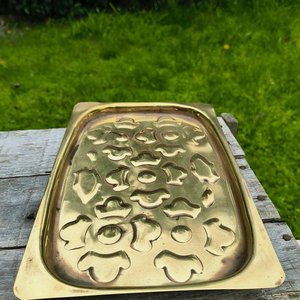 Bandeja Decorativa de Bronce con Diseño Floral - imagen 3