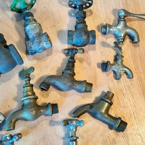 Gran lote de canillas y pases bronce, ideal artesanias percheros etc.. - imagen 2
