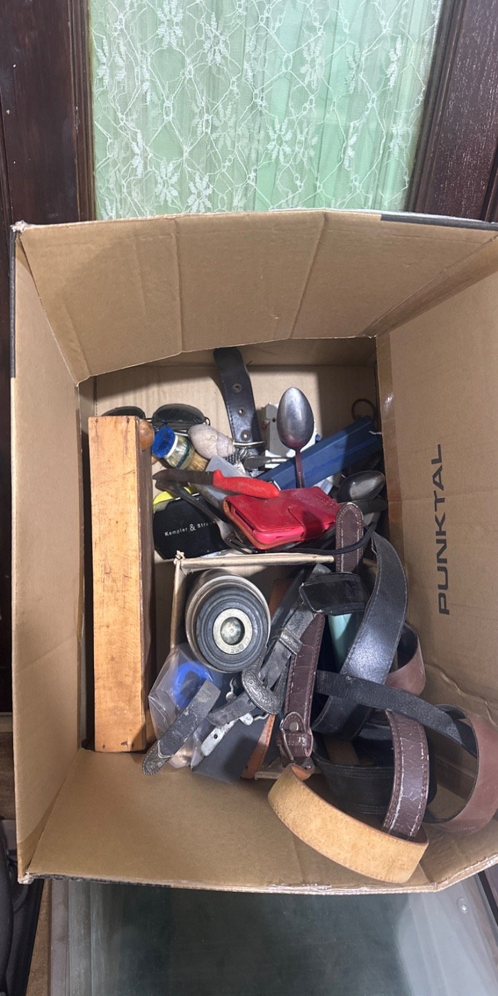 Caja con Varios Artículos de Uso Personal y Hogar