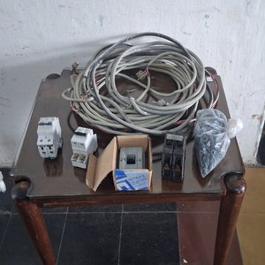 Lote siguiente: Cable bajo plastico, llaves y tacos 8