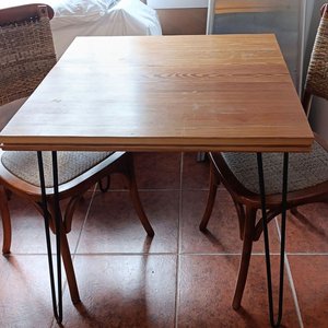 Lote siguiente: Mesas Cuadradas Estructura Hierro Hairpin Legs Tapa Pinotea