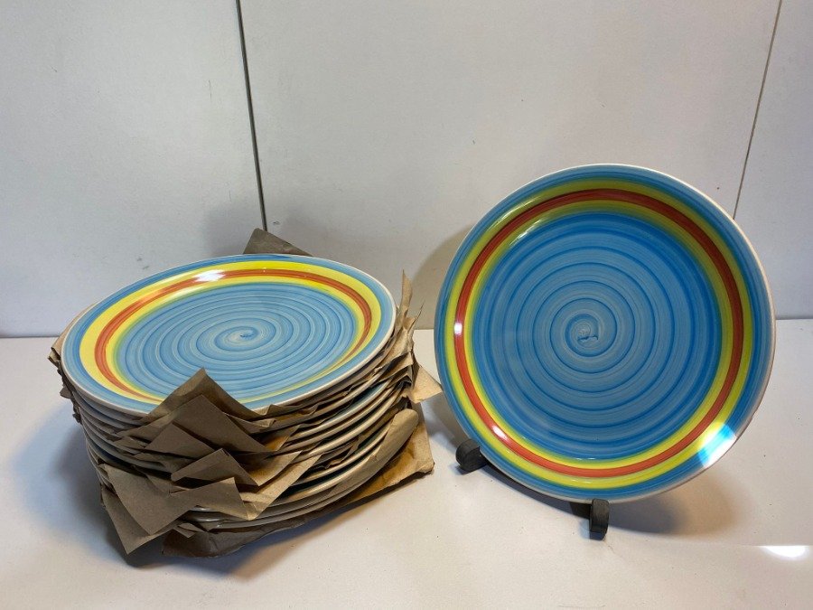 Platos cerámicos con diseño espiral en azul y naranja - imagen 2
