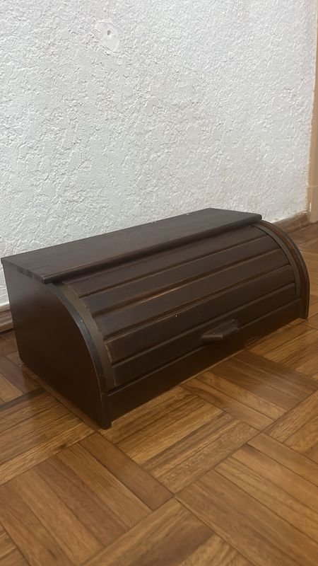 Lote siguiente: Panera de madera con cortina para almacenar y decorar
