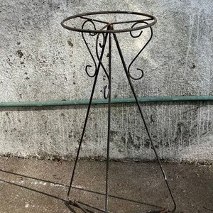 Pedestal de Hierro Forjado con Detalles Ornamentales - imagen 3