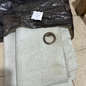 Lote siguiente: Dos Cortinas de Tela Beige con Ojales