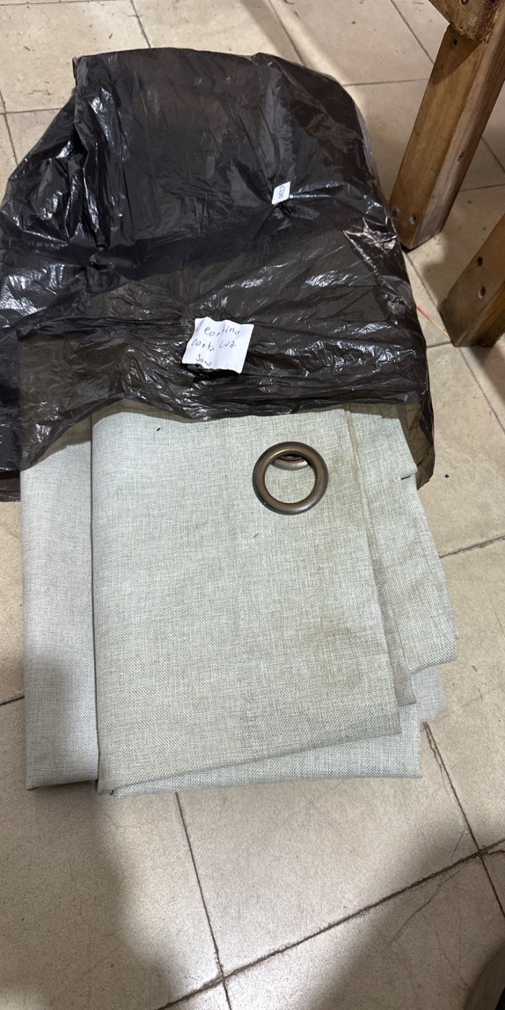 Dos Cortinas de Tela Beige con Ojales
