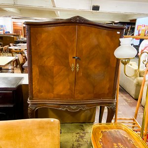 Lote anterior: Mueble de Madera con Puertas y Estantes, Estilo Clásico