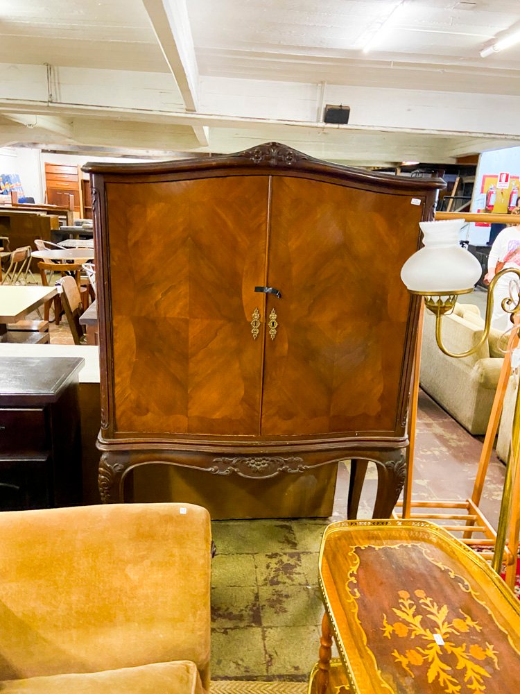 Mueble de Madera con Puertas y Estantes, Estilo Clásico