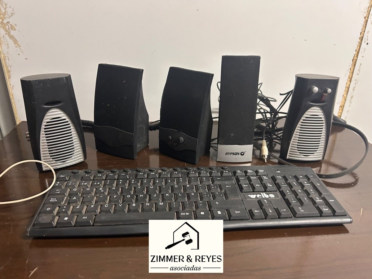 Parlantes y Teclado de Computadora