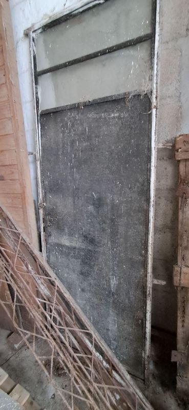 Puerta de hierro con marco antiguo