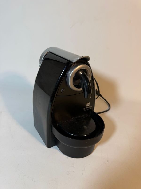 Cafetera Nespresso Essenza Automática C100 Negra 110V