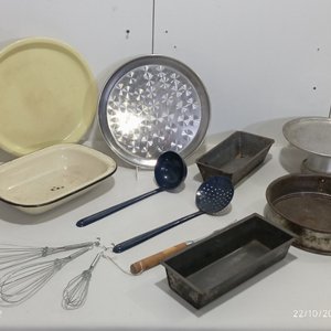 Lote de 13 Piezas de Bazar: Fuente Enlozada, Bandejas, Utensilios y Más - imagen 2