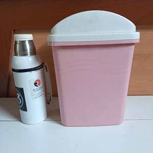 Papelera Rosa con Tapa Blanca y Termo - imagen 4