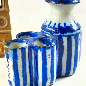 Capilla Decorativa y Florero de Cerámica con Bastones Azules - imagen 4