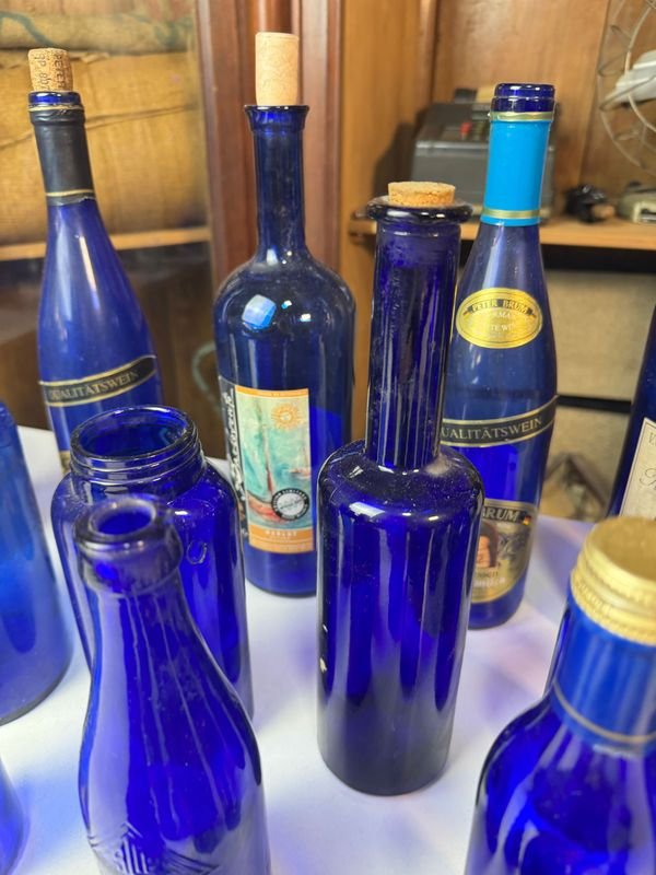 Colección de botellas y vasos de vidrio azul - imagen 6