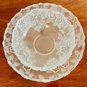 Fuente y Bowls de Vidrio con Relieve Floral Esmerilado - imagen 4