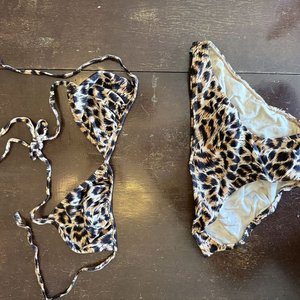 Lote de Trajes de Baño: Entero Azul Speedo, Estampado Naranja/Marrón y Bikini Leopardo - imagen 4