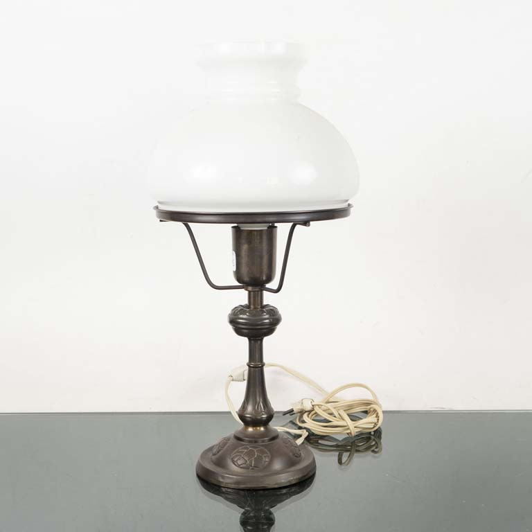 Lámpara de mesa colonial con tulipa de opalina - Medidas: 20x42cm